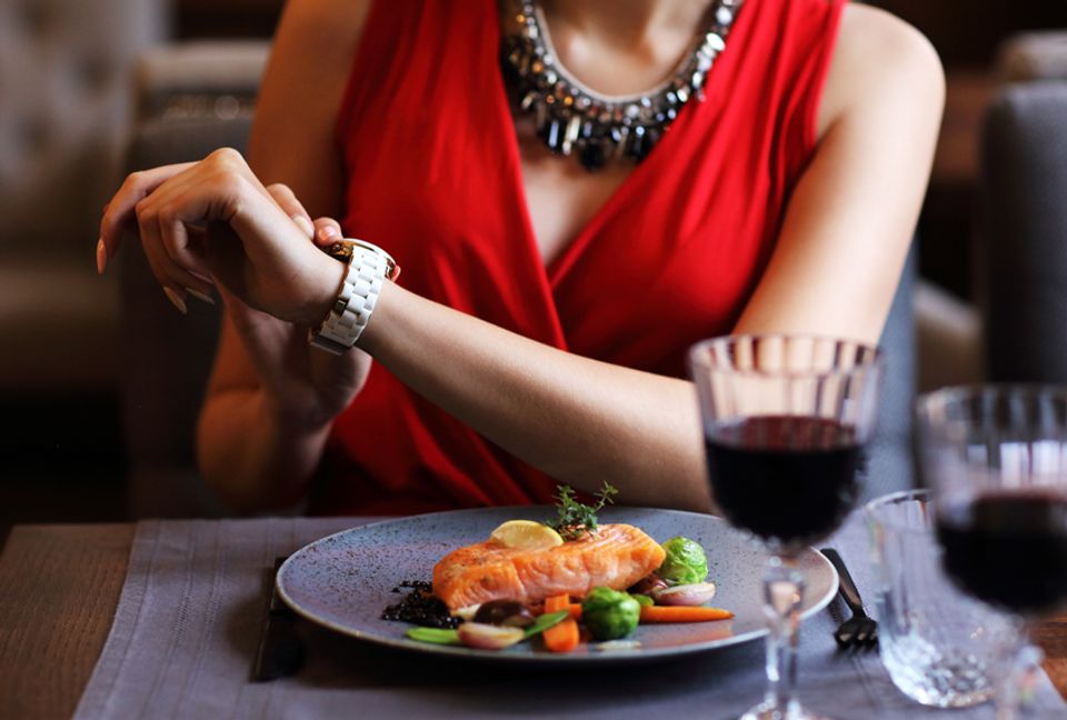 women-watch-out-for-this-ominous-sign-at-your-dinner-date-salon